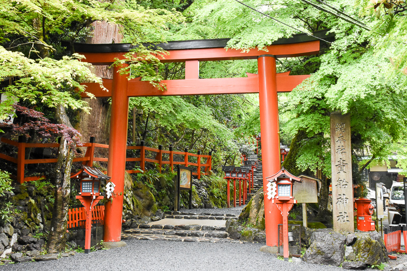 貴船神社の鳥居（二の鳥居）。奥に階段が続き、本宮へ向かう。前日からの雨で濡れた様子がかえってよい具合に見える