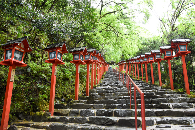 本宮へ続く階段。なお、貴船神社は坂道の途中にあり、本宮の先の奥宮までは歩きづらい箇所もある。履き物には気を付けたい