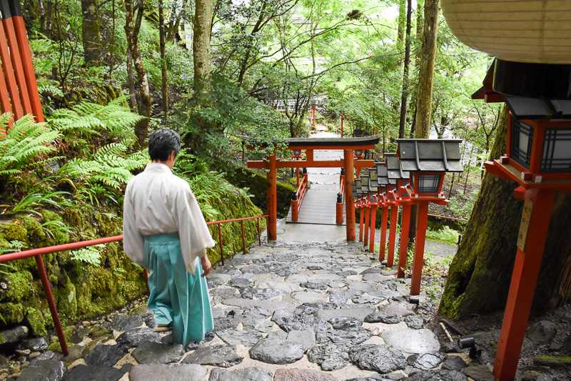 奥宮へ向かう。歩いて5～10分程度の道すがら、貴船神社の氏子が軒を並べる。川の上に座敷を作って料理を振る舞う川床（かわどこ）料理を楽しめる