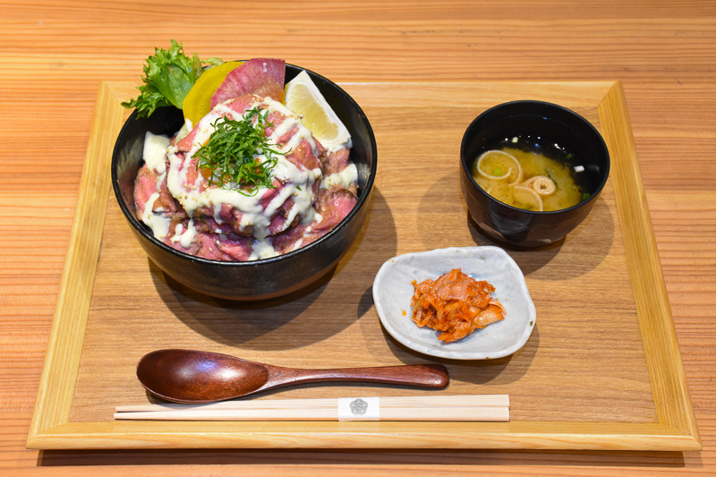 「大仏盛りローストビーフ丼御膳」（1480円）