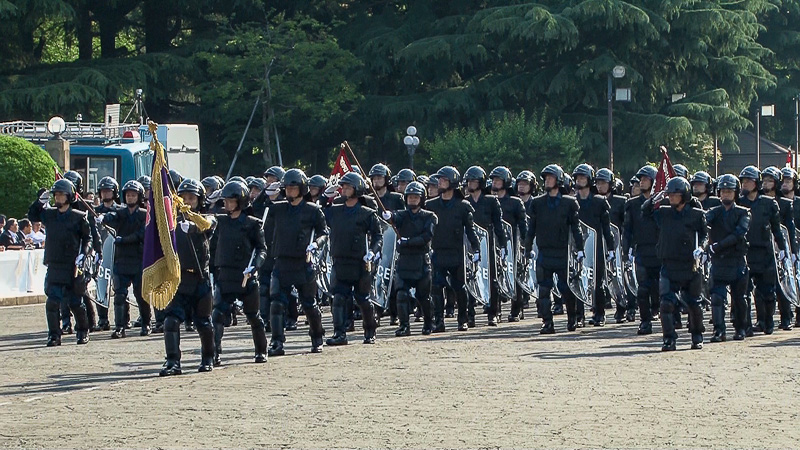 分列行進が開始。先頭は、新型個人装備の出動服部隊、第一機動隊