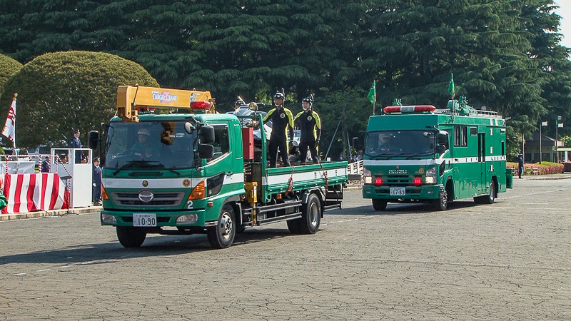 災害クレーン車（左）、水難救助車（右）