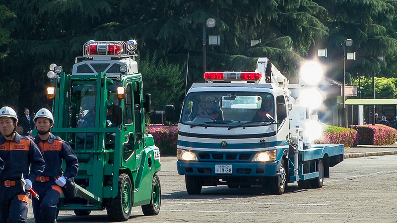 フォークリフト（左）、災害用投光車（右）