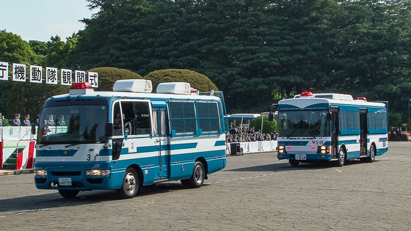中型輸送車（左）、大型輸送車（右）