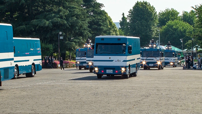 警備車兼輸送車。奥に遊撃放水車、放水警備車、高圧放水車