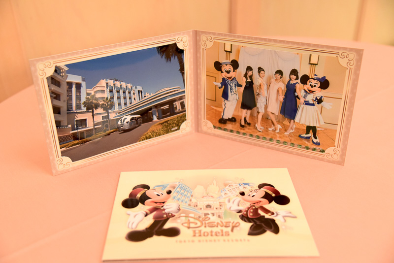 映画の出演者気分でドレスアップするのもいい。フォトフレームに入れてミッキーマウスたちとの思い出を持ち帰ろう