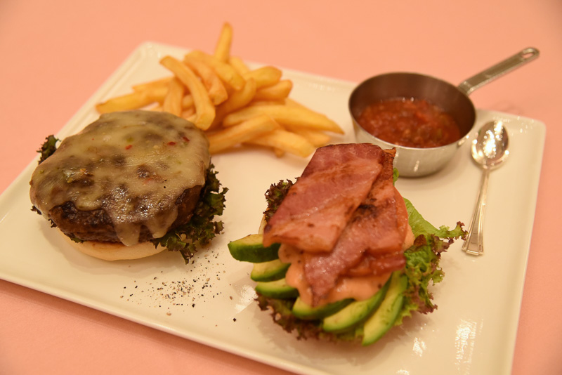 バンズで挟みきれないほどボリューム大な「ベーコン、トマト、アボカドのペッパージャックチーズバーガー」