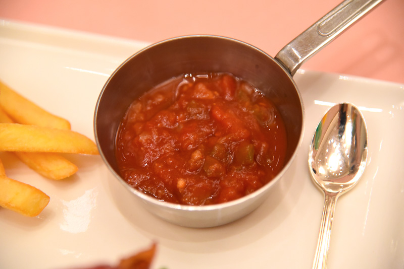 スパイシーなチャンキーサルサソースはポテトや「ベーコン、トマト、アボカドのペッパージャックチーズバーガー」にプラスして味わったり、そのまま食べたりとお好みで