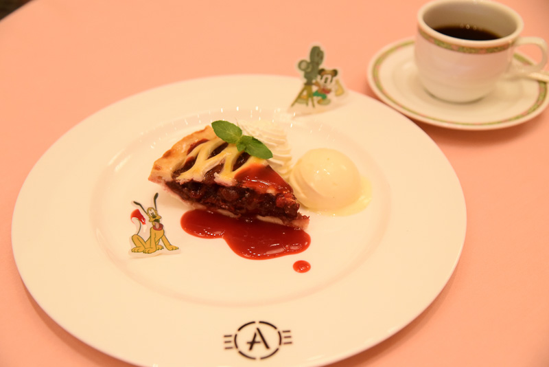 チェリーぎっしりの「チェリーパイ バニラアイスクリーム添え」。締めのコーヒーと一緒にどうぞ