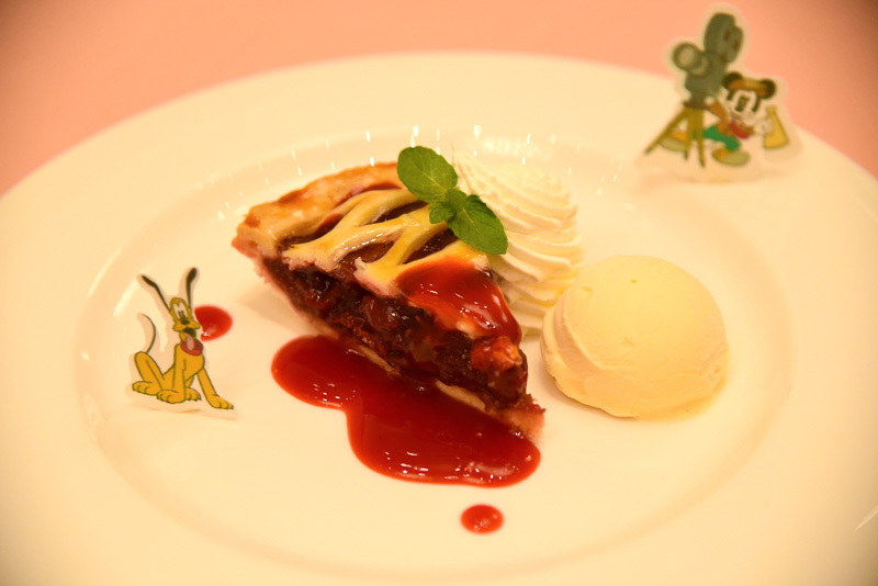 チェリーぎっしりの「チェリーパイ バニラアイスクリーム添え」。締めのコーヒーと一緒にどうぞ