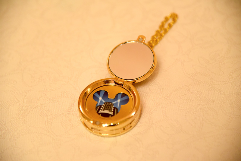 内側は写真を入れることができるロケット仕様