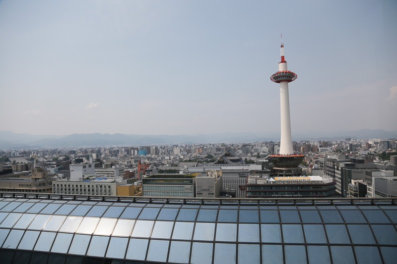 窓際の席。京都タワーや京都市中心部が一望できる