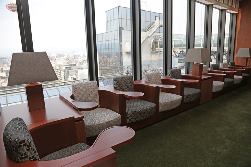 窓際の席。京都タワーや京都市中心部が一望できる