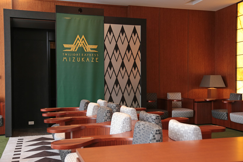 テーブル付きの椅子。パーソナルスペースも広めにとられている