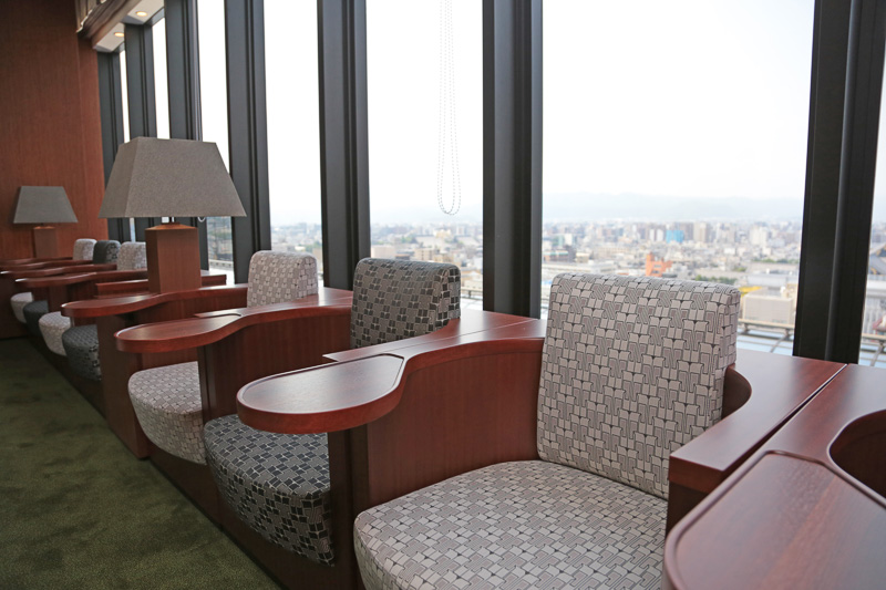 テーブル付きの椅子。パーソナルスペースも広めにとられている