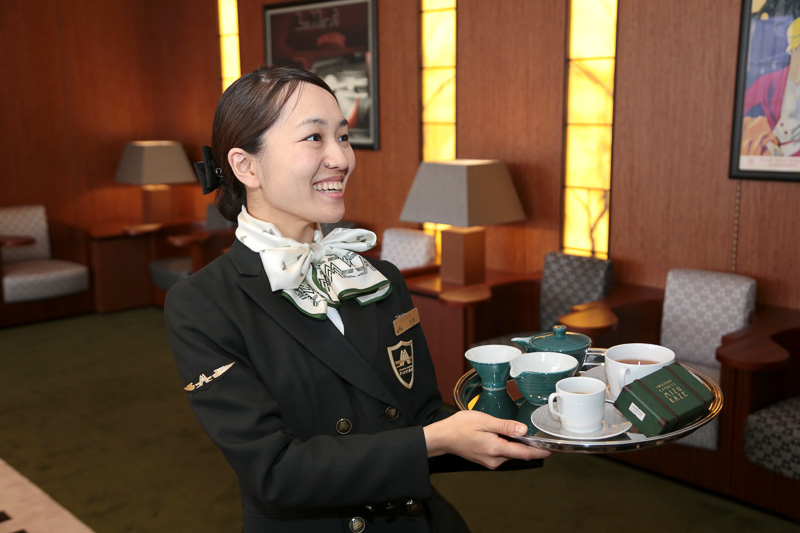 ドリンクとスイーツをサーブするサービスクルーの古賀梨紗子氏