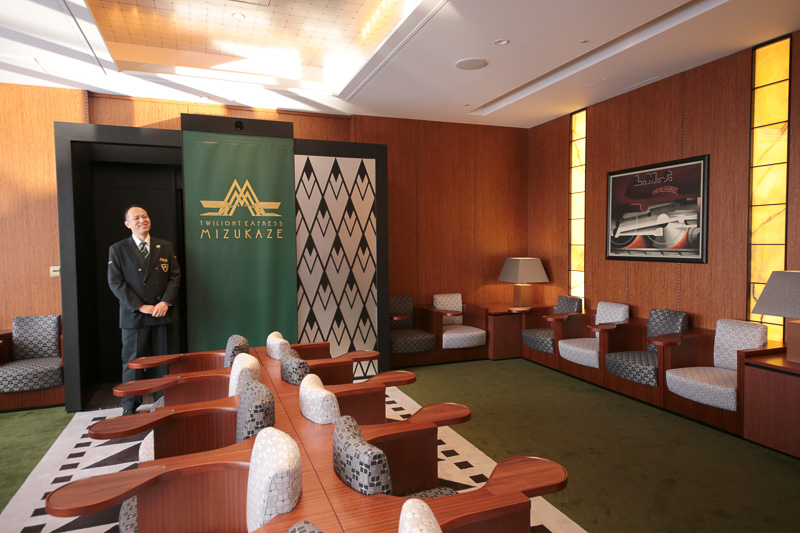 スタッフは最大約20名が待機、うち14名が乗客を案内して瑞風に乗務する