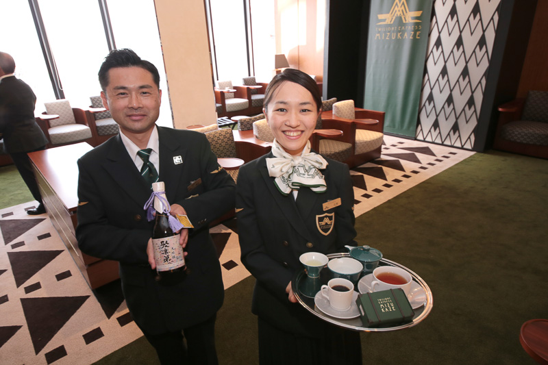 樺山氏と古賀氏。古賀氏は「乗客の皆さまと絆が生まれるような応対を心がけたい」と話した