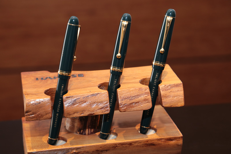 瑞風グリーンの専用ペンと、ルームキー。旅への期待感がふくらむ