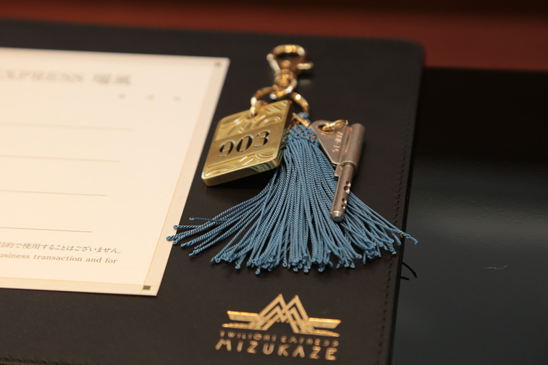 瑞風グリーンの専用ペンと、ルームキー。旅への期待感がふくらむ