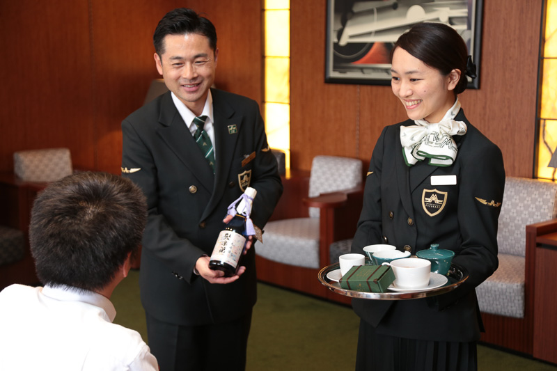 お菓子とドリンクのサーブの様子が実演された