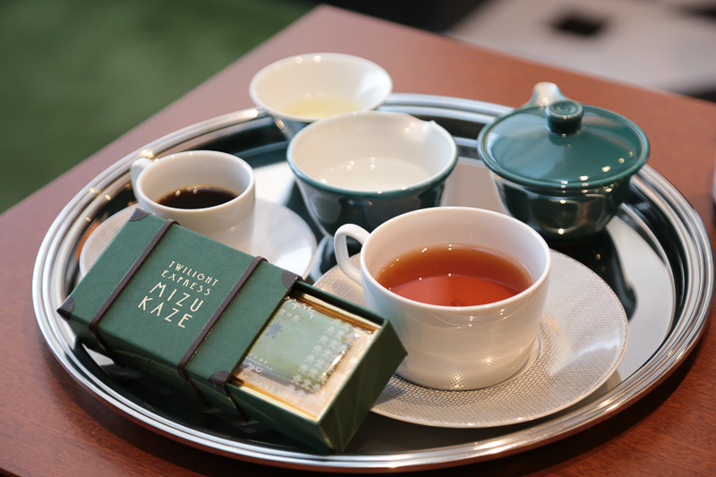 ドリンクとスイーツ。もちろんコーヒーや紅茶も最上のものが用意される