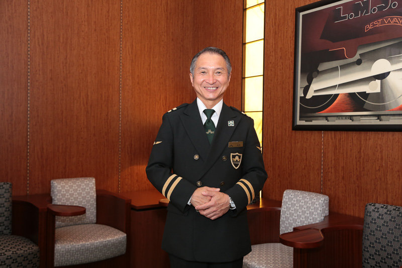瑞風の総責任者を務める、列車長の長尾寛氏。「乗客の皆さまにご満足いただける世界一の列車にしたい」と話す