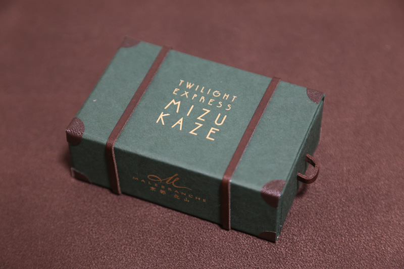 「四季の瑞風アソート」。大きさはたばこの箱くらいで、非常に凝った作りになっている