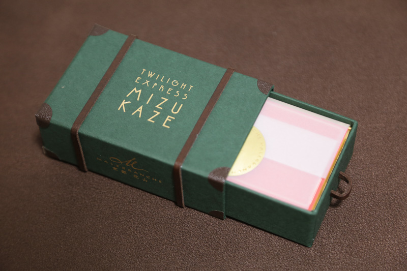 「四季の瑞風アソート」。大きさはたばこの箱くらいで、非常に凝った作りになっている