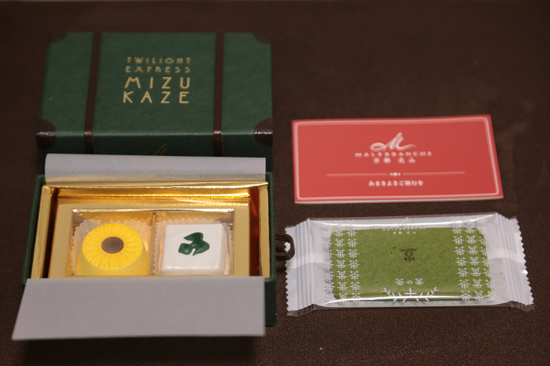 「四季の瑞風アソート」。大きさはたばこの箱くらいで、非常に凝った作りになっている