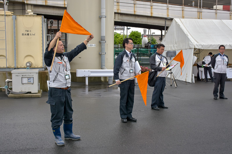 参加者は大学単位で3グループに分かれ、4つのブロックに分けれた展示をまわる