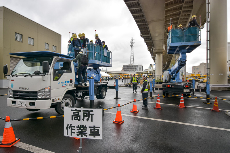 高所作業車のデモンストレーションは、実際に橋梁の桁下に近づいて説明を受ける