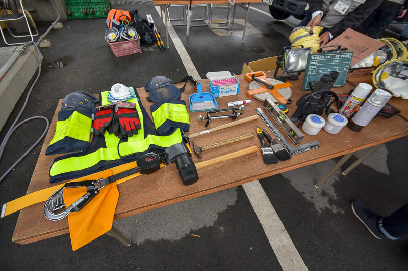 高所作業車を使った点検で使用する装備も展示されていた