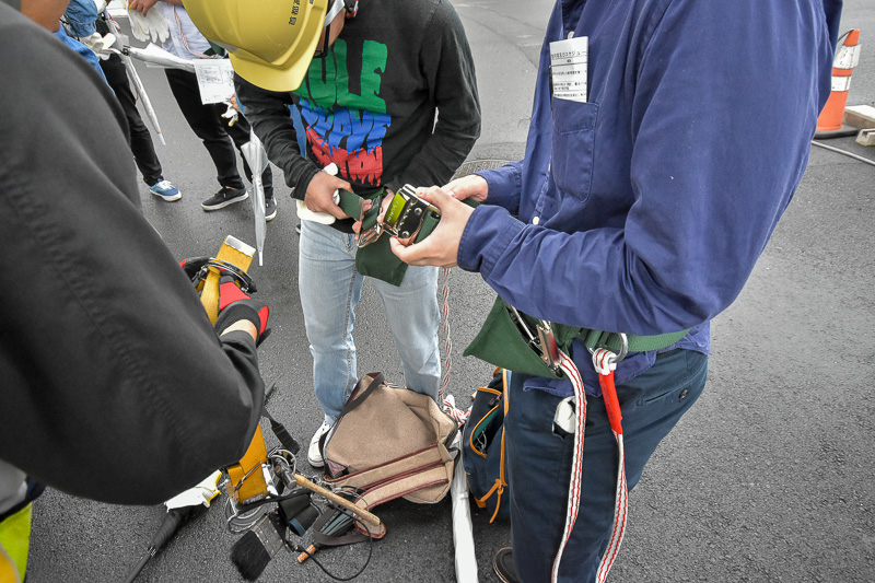 安全帯の独特な締め方に戸惑う学生たちも多かった