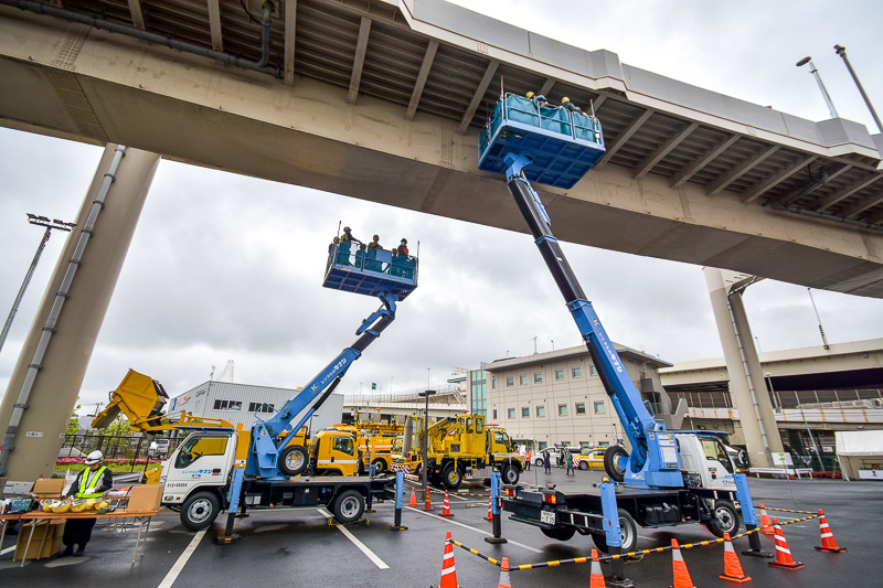ゆっくりとゴンドラが上昇し、橋梁の桁下に近づいていく