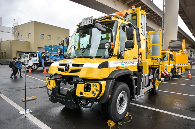 側面の清掃をする特殊清掃車。アームの長さや角度が変化し、最適な位置に回転ブラシが移動する