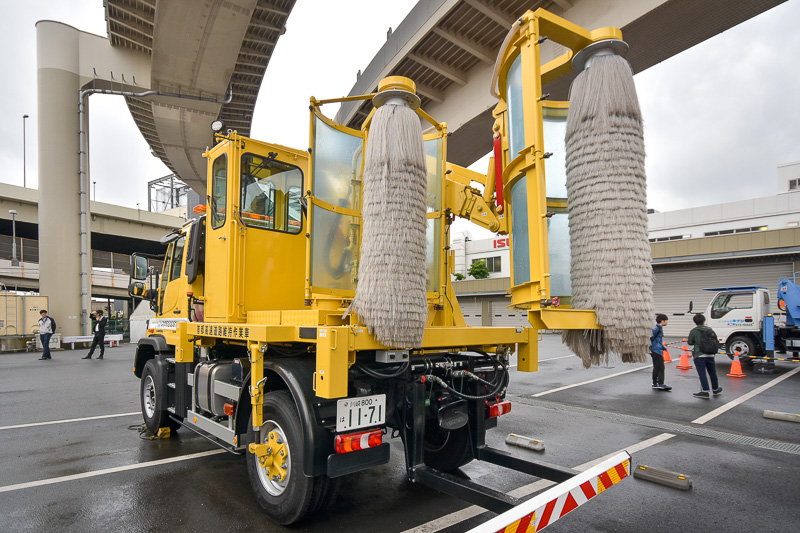 側面の清掃をする特殊清掃車。アームの長さや角度が変化し、最適な位置に回転ブラシが移動する