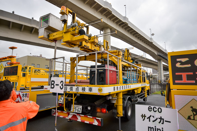 水噴霧設備（消火設備）の点検作業を行なう水噴霧点検車