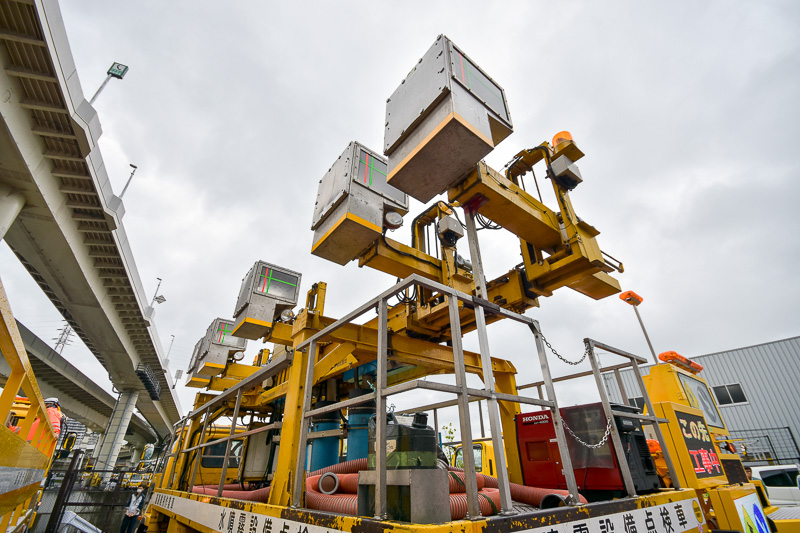 格納バケットが上下左右前後に動き、水噴霧ヘッドを格納して放水点検をする