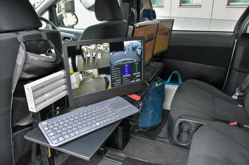 車内では、全方位カメラをはじめ数々のカメラの画像をリアルタイムに確認できる