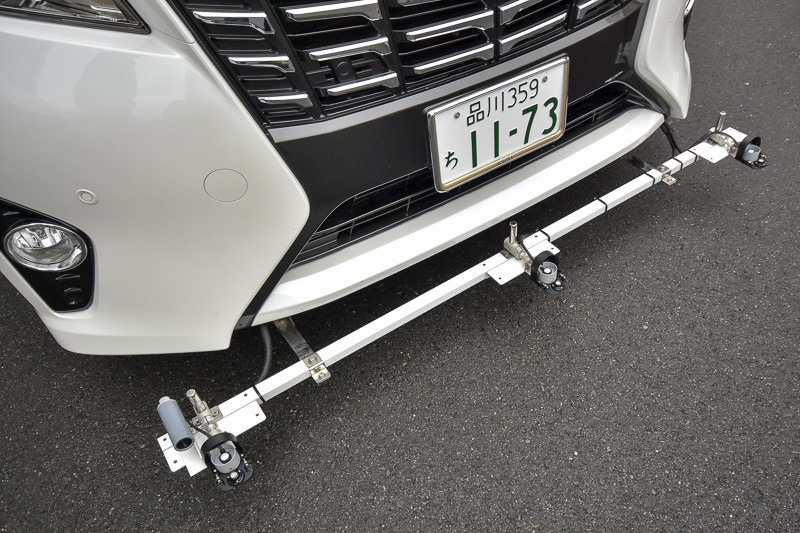 照明の明るさを測定する照度センサー。高さ調整ができ、測定時以外は上げている