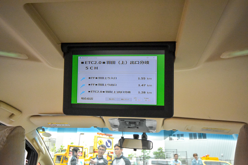 車内にはいくつものモニターが設置され、リアルタイムに測定結果を確認できる