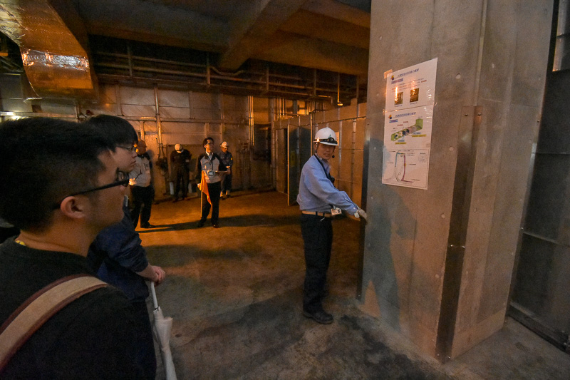 換気所内で脱硝設備の説明を受ける学生たち