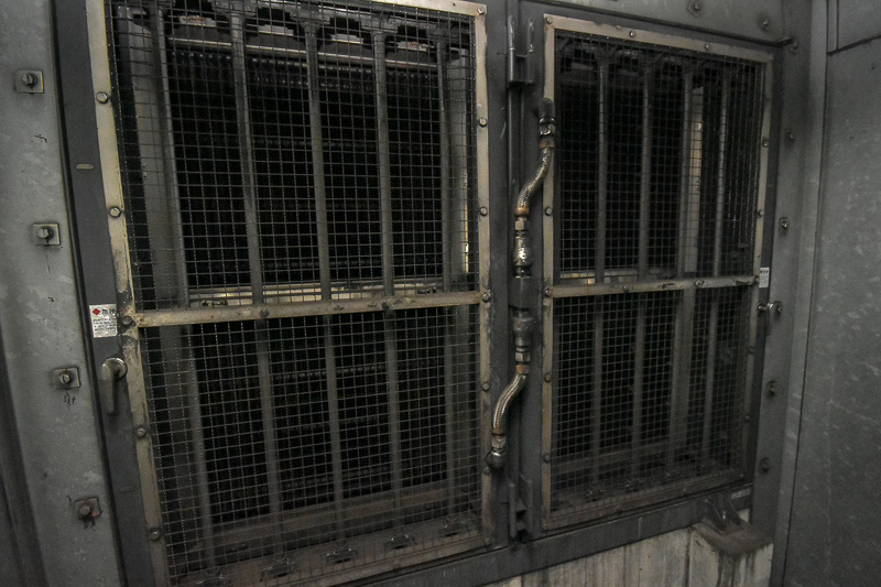 トンネル内の空気をファンで吸い込み、電気収塵機で浮遊粒子物質（SPM）を除去する