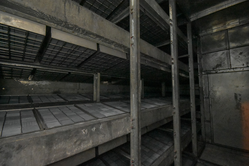 続いて脱硝装置で二酸化窒素（NO2）を吸着除去する