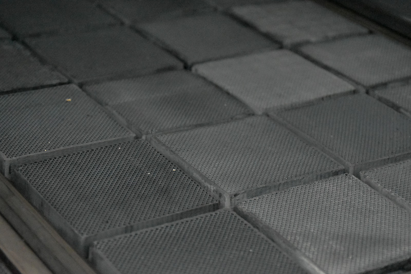 このハニカムと呼ばれる脱硝装置が二酸化窒素（NO2）を吸着させる