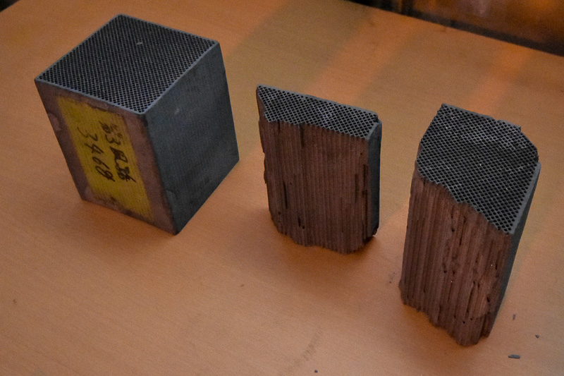 このハニカムと呼ばれる脱硝装置が二酸化窒素（NO2）を吸着させる