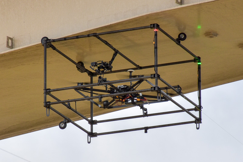 桁下に張り付き、表面の状況を確認するドローン