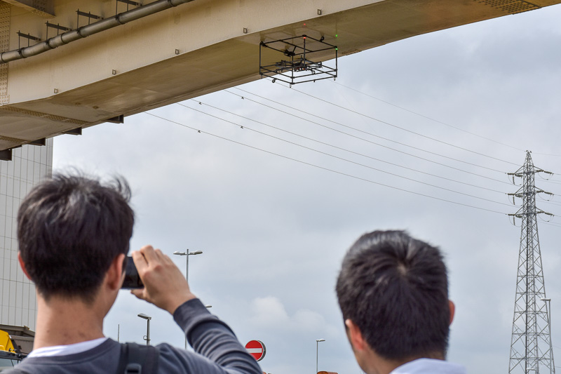 桁下に張り付き、表面の状況を確認するドローン
