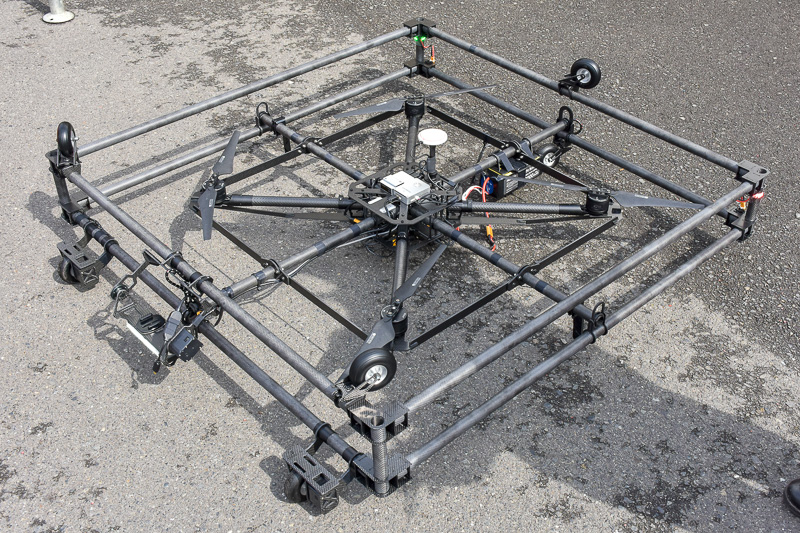 支承の点検用として薄く開発されたドローン